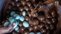 Warga mengolah telor bebek menjadi telur asin di industri rumahan telur asin Cah Angon, Limbangan, Brebes, Jawa Tengah, Minggu (2/7). Telur ini dijual dengan harga per butir telur asin Rp 3000 hingga Rp 3500. (Liputan6.com/Faizal Fanani)