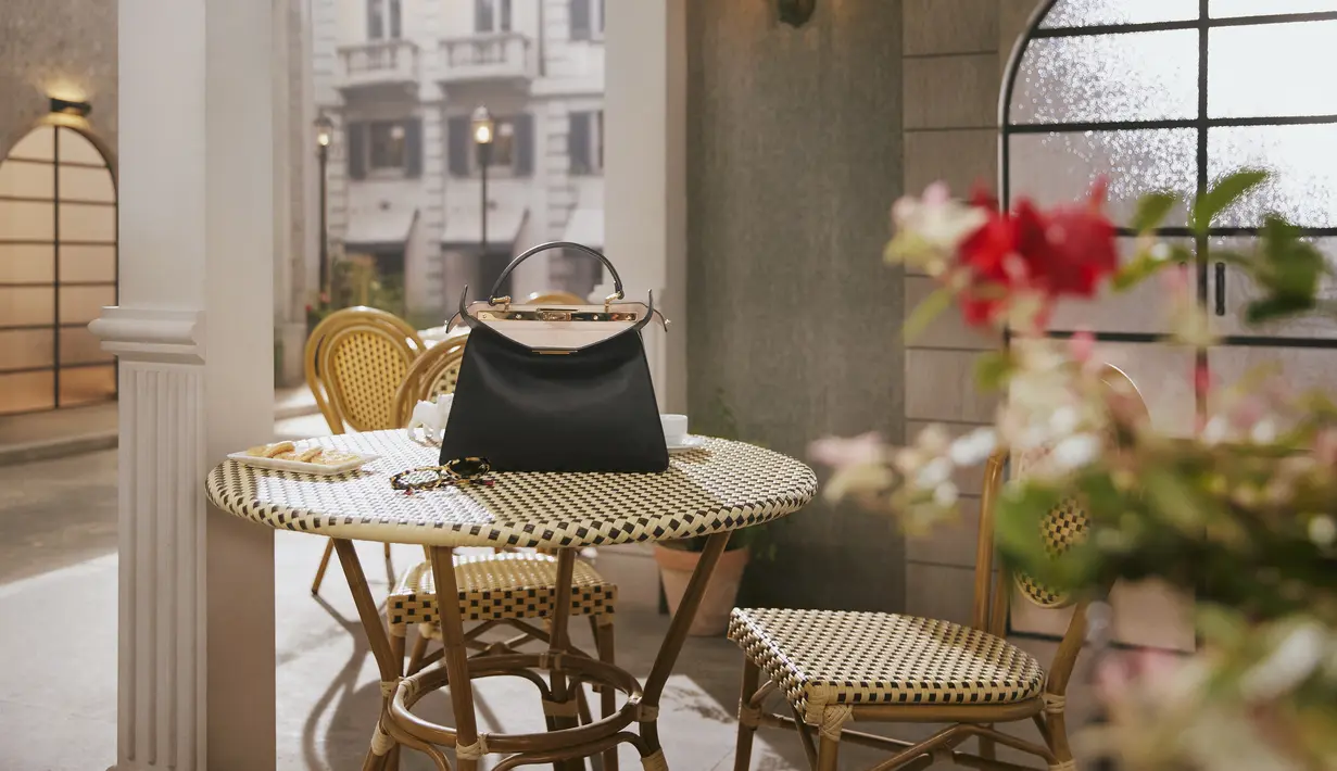 Song Hye Kyo lalu berjalan dengan membawa kopi di bawah sinar matahari yang hangat, bersantai di tengah jadwalnya yang sibuk, tenggelam menikmati momen untuk dirinya sendiri. Foto: Document/FENDI.