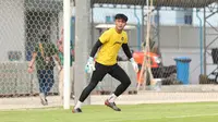 Kiper Timnas Indonesia U-22, Ernando Ari Sutaryadi, saat sesi latihan di Visakha Training Center, Kamboja, Selasa (2/4/2023). Latihan tersebut merupakan persiapan jelang laga melawan Myanmar di SEA Games 2023. (Bola.com/Abdul Aziz)