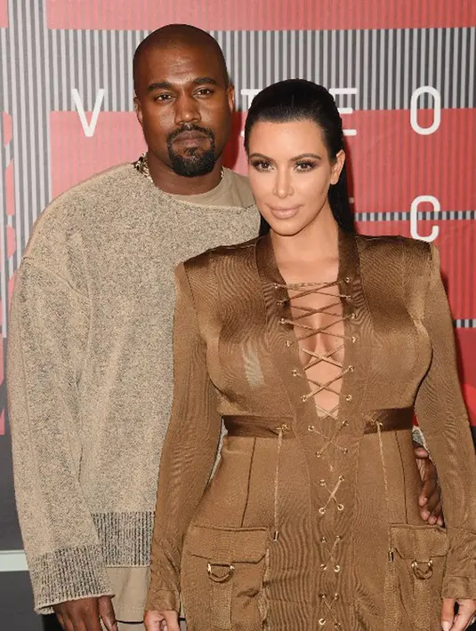 “Maksudku, betapa bahagianya aku mendapatkan itu saat tiba di rumah dan melihat rangkaian bunga-bunga cantik,” ucap Kim Kardashian di video yang diunggahnya dalam snapchat. (AFP/Bintang.com)