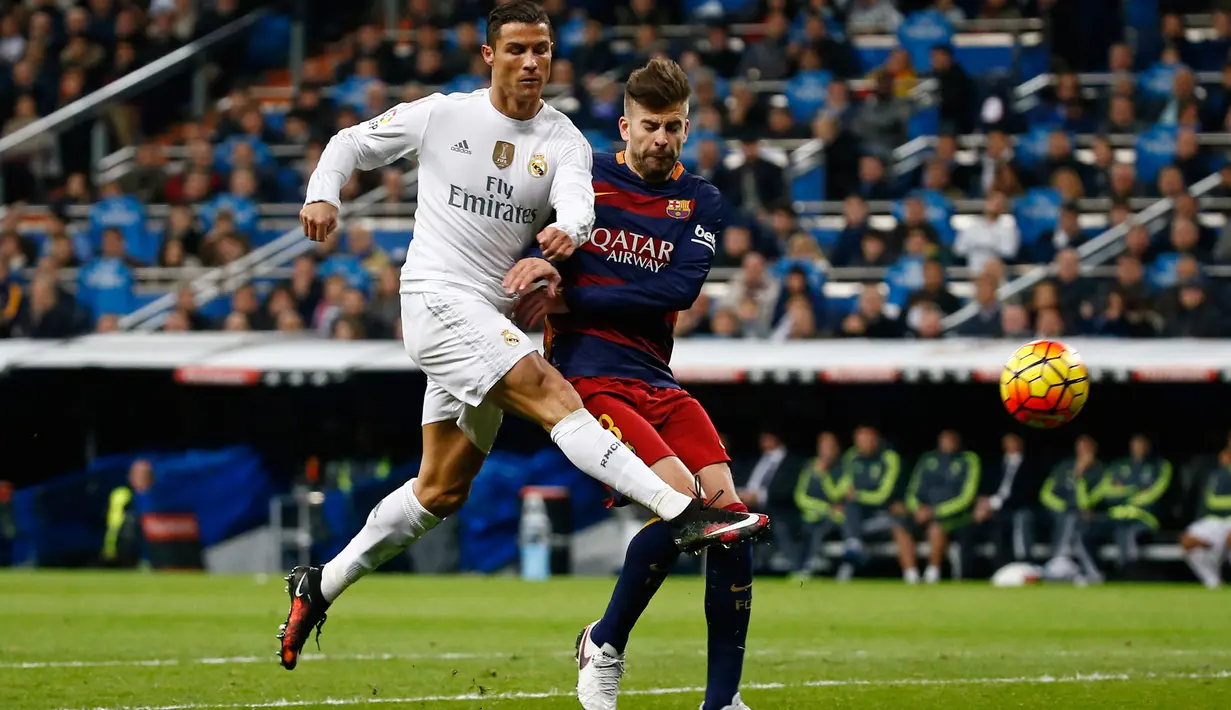 Penyerang Real madrid Cristiano Ronaldo (kiri) saat menendang bola ke gawang Barcelona di stadion Santiago Bernabeu, Spanyol, (22/11). Gol Barcelona dicetak oleh Luis Suarez dengan dua gol dan sisanya oleh Iniesta dan Neymar. (Reuters/Paul Hanna)
