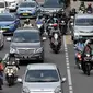 Pengendara sepeda motor saat melintas di Jalan Medan Merdeka Barat, Jakarta, Senin (2/7). Pemprov  DKI Jakarta akan menerapkan sistem ganjil-genap untuk sepeda motor di Jalan MH Thamrin dan Medan Merdeka Barat. (Merdeka.com/ Iqbal S. Nugroho)