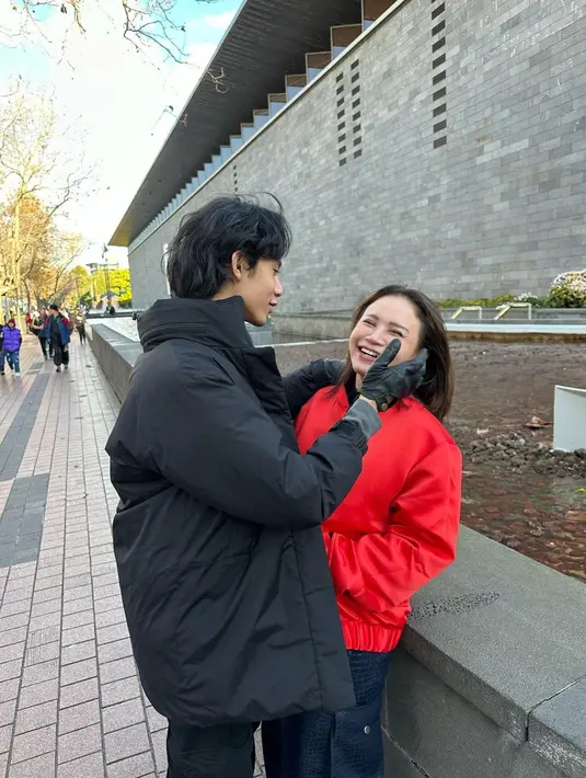 Momen kebersamaan wanita yang akrab disapa Teh Oca dengan putra pun sering membuat iri netizen. Terlebih, keduanya juga terlihat bak kakak dan adik. (Liputan6.com/IG/@itsrossa910)