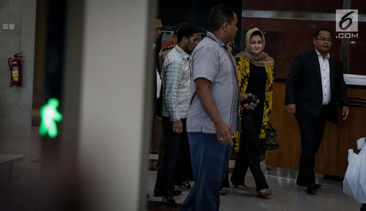Istri Ketua DPR Setya Novanto, Deisti Astriani Tagor berjalan usai menjalani pemeriksaan di KPK, Jakarta, Senin (20/11). Deisti diperiksa sebagai saksi untuk tersangka Dirut PT Quadra Solution, Anang Sugiana Sudihardjo. (Liputan6.com/Faizal Fanani)