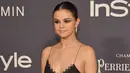 Penyanyi Selena Gomez berpose saat menghadiri acara InStyle Awards 2017 di The Getty Center Getty Center, Los Angeles, California, (23/10). Selena Gomez tampil cantik dengan gaun hitam seksi. (Jonathan Leibson/Getty Images for FIJI Water/AFP)