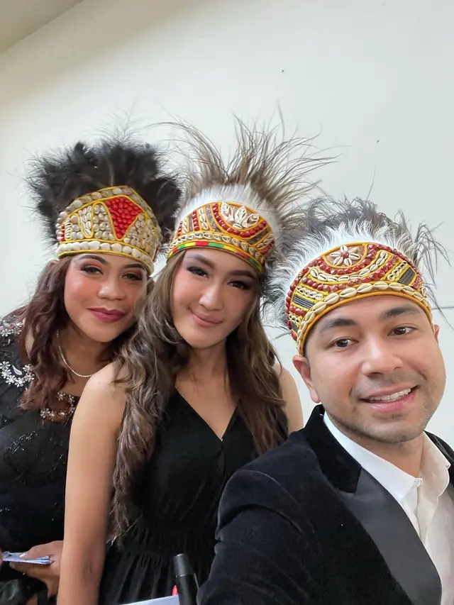 Bersama Pengisi Acara, Ini 7 Potret Raffi Ahmad di Pembukaan PON XX Papua