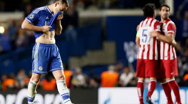 Kapten tim Chelsea, John Terry (kiri) tertunduk usai dikalahkan Atletico Madrid 1-3 di laga kedua semifinal Liga Champions di Stamford Bridge, London (1/5/2014). (REUTERS/Stefan Wermuth)