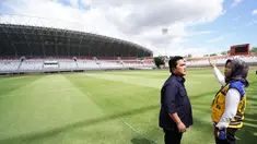Ketua Umum PSSI Erick Thohir (kiri) berbincang dengan Direktur Prasarana Strategis Ditjen Cipta Karya Kementerian PUPR Essy Asiah saat meninjau stadion Gelora Sriwijaya Jakabaring (GSJ) yang diperuntukkan untuk arena Piala Dunia U-20 2023 di Jakabaring Sport City (JSC), Palembang, Sumatera Selatan, Sabtu (11/3/2023). (Dok. LOC)