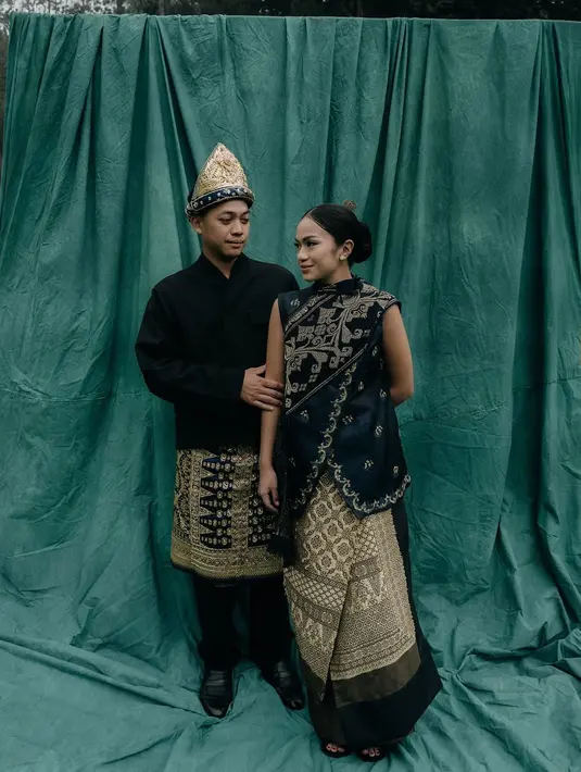 Tamara Kalla tampil elegan dengan berbakut kain wastra berupa songket. Riasan sederhana dengan sanggul dan perhiasan yang membuat gayanya kian elegan. [Foto: Instagram/ trysutrisnooo]