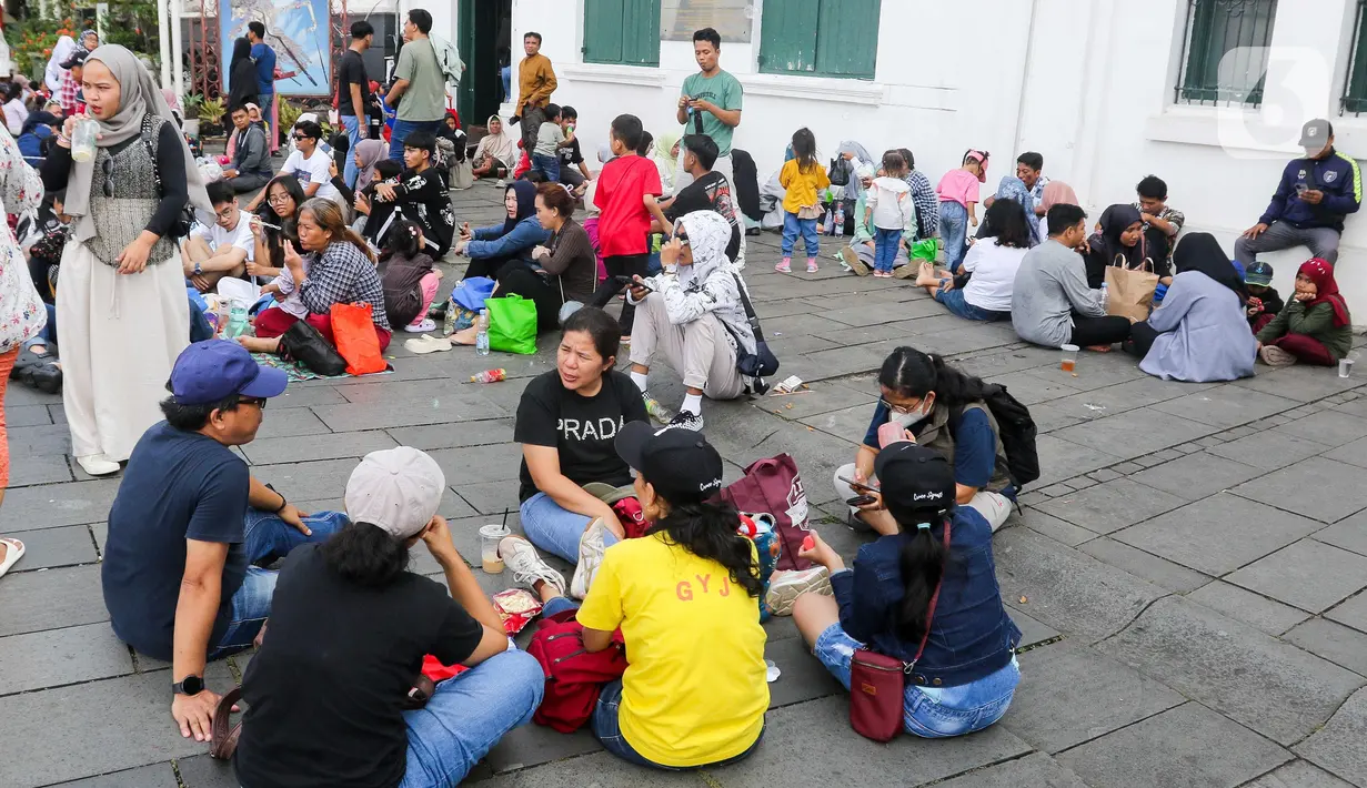 Sebagian besar warga datang berwisata di Kota Tua Jakarta bersama sanak keluarga maupun berkelompok atau komunitas. (Liputan6.com/Herman Zakharia)