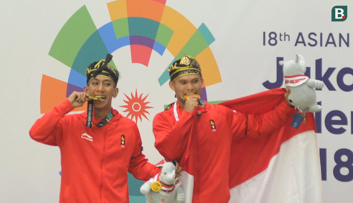 Pesilat Indonesia Hendy dan Yolla Primadona, usai menjuarai pencak silat nomor artistik ganda putra pada Asian Games di TMII, Jakarta, Senin (27/8/2018). Hendy dan Yolla mendapat mendali emas dengan nilai 580. (Merdeka.com/Arie Basuki)