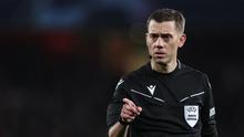 Wasit Clement Turpin saat memimpin laga leg kedua 16 besar Liga Champions 2023/2024 antara Arsenal Melawan Porto di Emirates Stadium, London, Inggris, Rabu (13/03/2024) dini hari WIB. (AFP/Adrian Dennis)