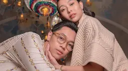 Meskipun bukan dari kalangan selebriti, sosok Dhika berhasil mencuri perhatian karena keanggunan dan kecantikannya. Kehadirannya di beberapa acara televisi bersama Brandon semakin membuat publik penasaran dengan sosoknya. Nantikan hari bahagia pernikahannya, kebahagiaan terpancar jelas di wajah pasangan anak sulung Ferry Salim dan Dhika Himawan. (Liputan6.com/IG/@brandonsalim)