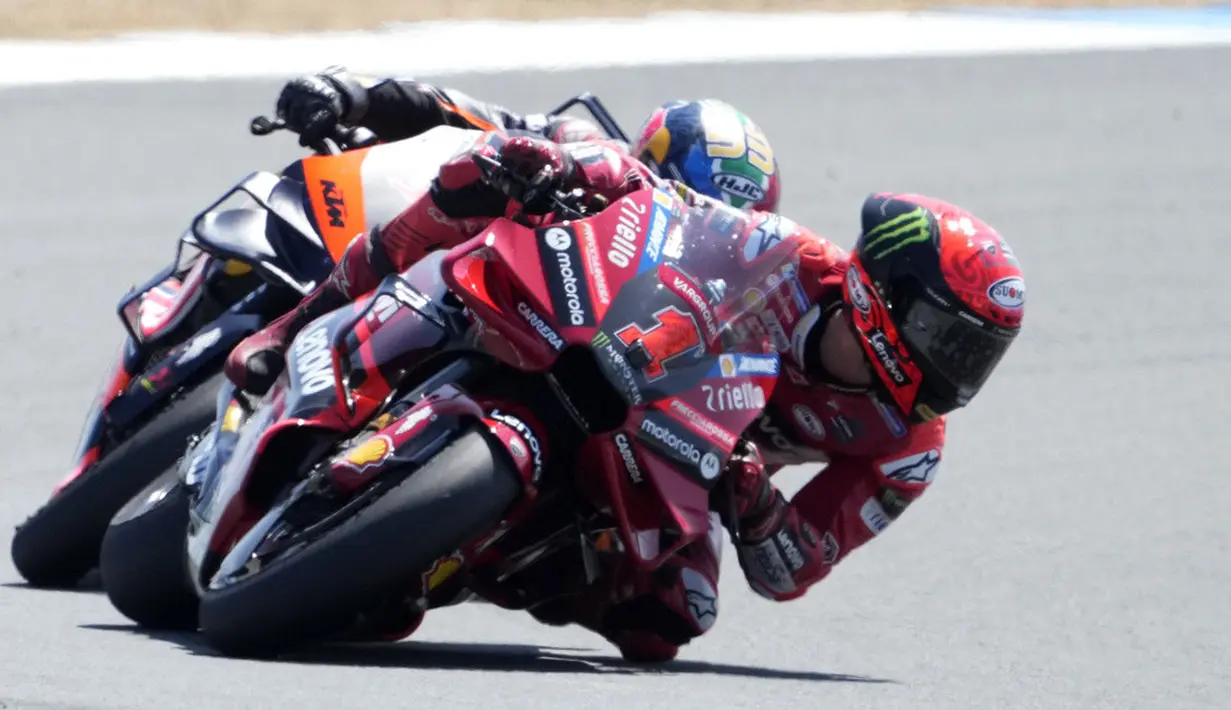 <p>Binder sempat melesat memimpin balapan di tikungan pertama. Namun Bagnaia kemudian menyalipnya di lap ketiga dan tidak lagi terbendung memenangi balapan. (AP Photo/Peter Dejong)</p>