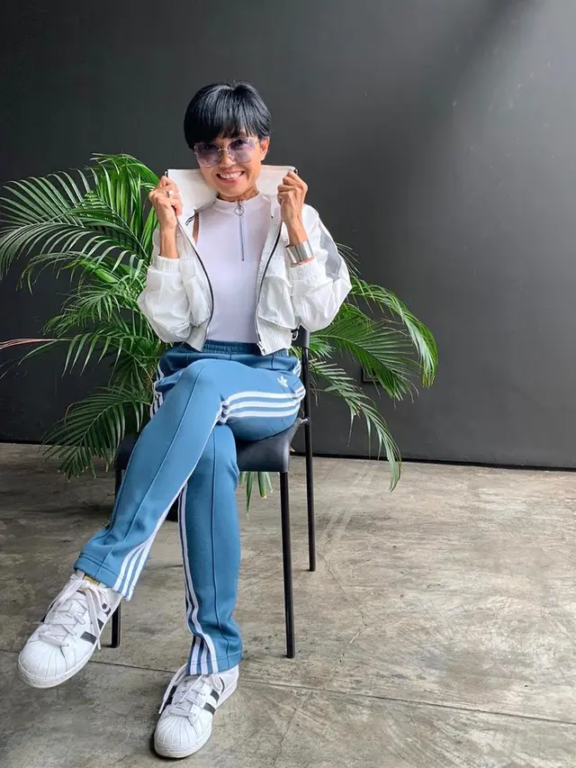 7 Pesona Ibu Cinta Laura, Selalu Tampil Stylish dan Awet Muda