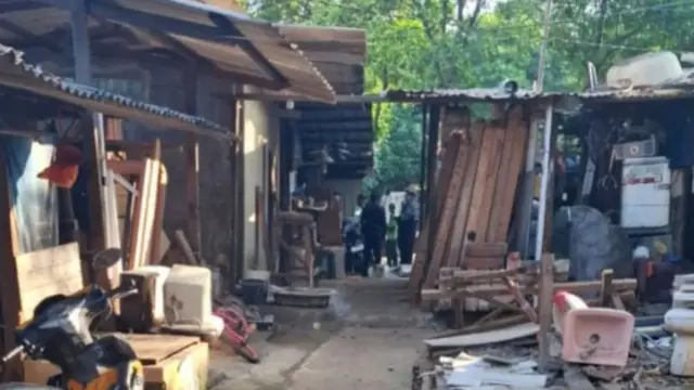 Gubuk liar di Tempat Pemakaman Umum (TPU) Kebon Nanas, Cipinang Besar Selatan, Jatinegara, Jakarta Timur.