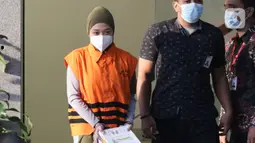Bendahara Umum DPC Partai Demokrat, Nur Afifah Balqis (kiri) usai menjalani pemeriksaan di Gedung KPK, Jakarta, Kamis (27/1/2022). Nur Afifah Balqis diperiksa terkait kasus dugaan suap pengadaan barang dan jasa serta perizinan di Pemkab Penajam Paser Utara (PPU). (Liputan6.com/Helmi Fithriansyah)