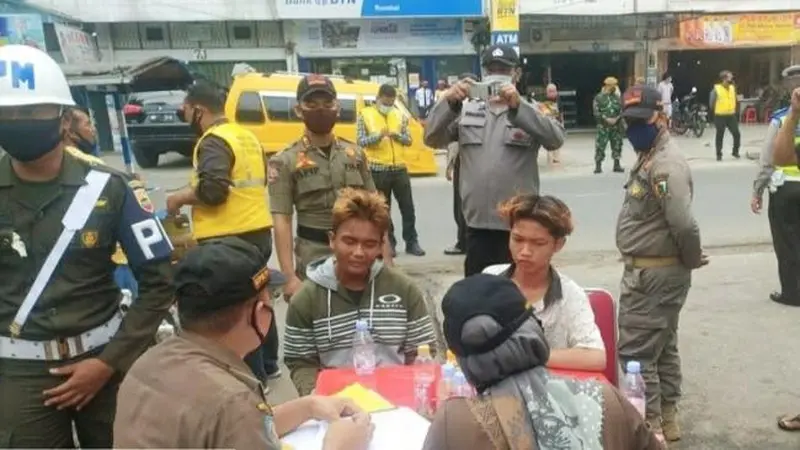 Razia protokol kesehatan untuk menekan penyebaran Covid-19 di Pekanbaru.