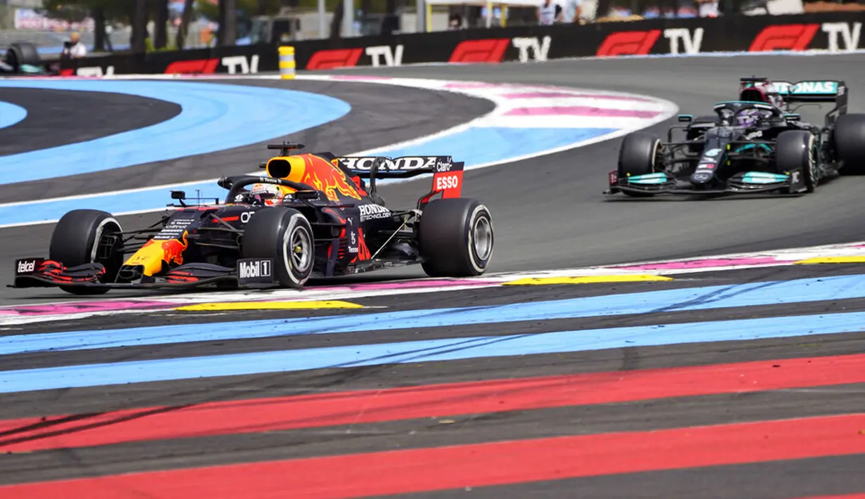 Pembalap Max Verstappen (kiri) memimpin di sebelah pembalap Lewis Hamilton pada pertandingan F1 GP Prancis di Sirkuit Paul Ricard, Le Castellet, Prancis, Minggu (20/6/2021). Max Verstappen tercepat di F1 GP Prancis. (AP Photo/Francois Mori)