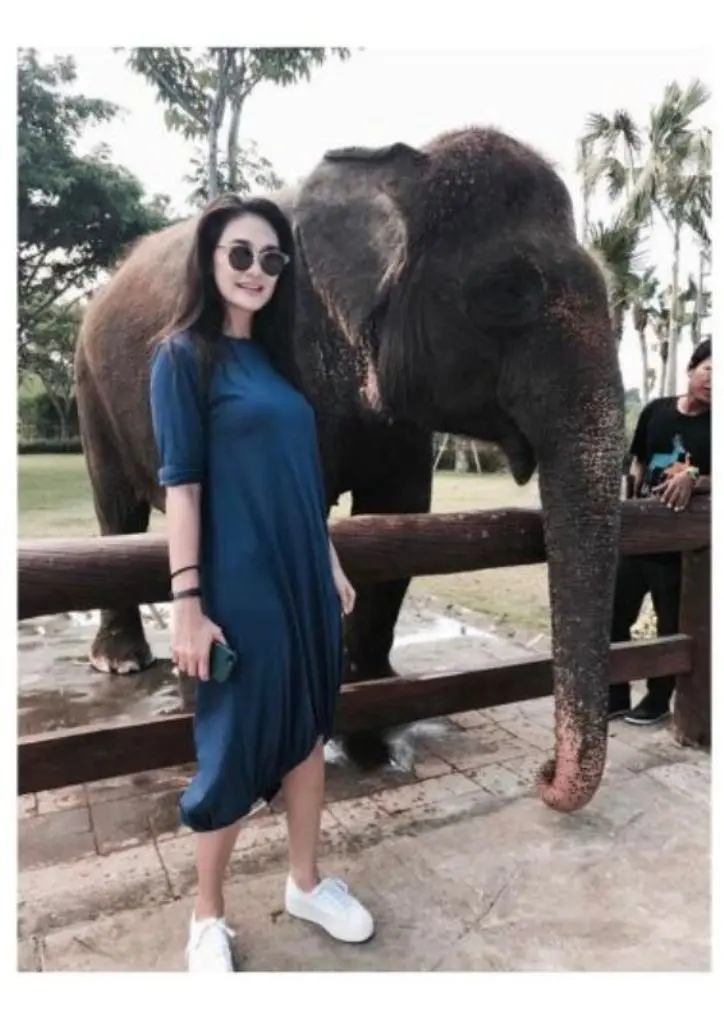 Luna Maya berpose bersama seekor gajah di kebun binatang. [foto: instagram/lunamaya]