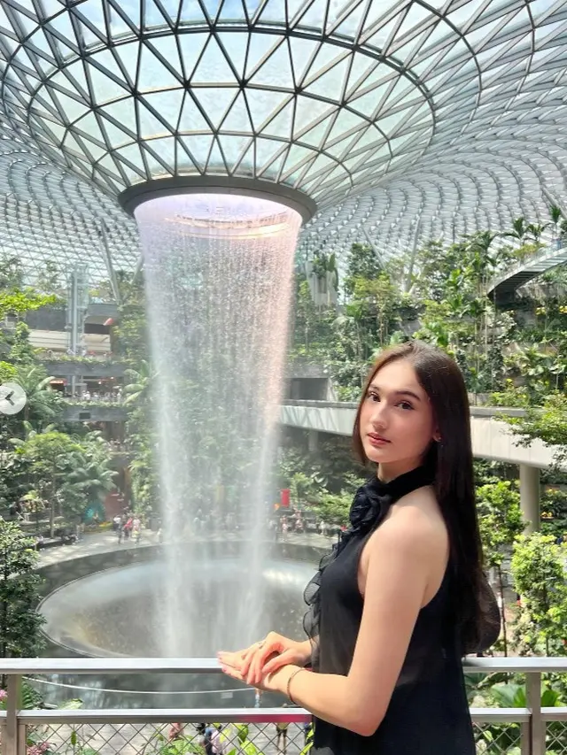 Potret Laura Moane di Jewel Changi Airport Singapore (Instagram/@its_lauramoane2 )