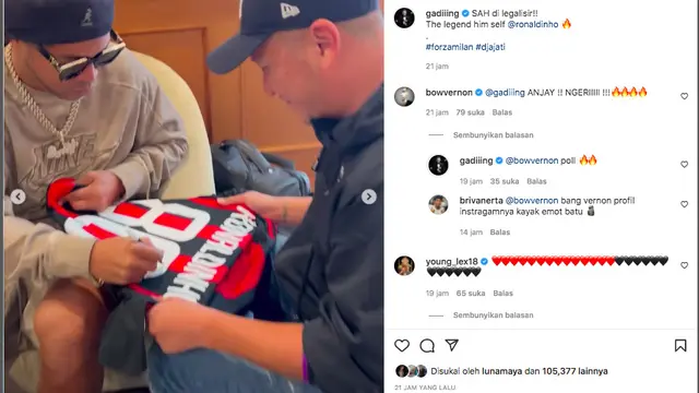 Gading Marten Girang Dapat Tanda Tangan Ronaldinho. (instagram.com/gadiiing)