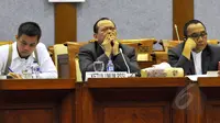 Ketum PSSI La Nyala Matalitti (tengah) beserta Wakilnya Hinca Panjaitan (kiri) saat menemui Komisi X DPR di Kompleks Parlemen, Jakarta, Senin (20/4/2015). PSSI mengadu kepada DPR mengenai pembekuan organisasinya. (Liputan6.com/Andrian M Tunay)