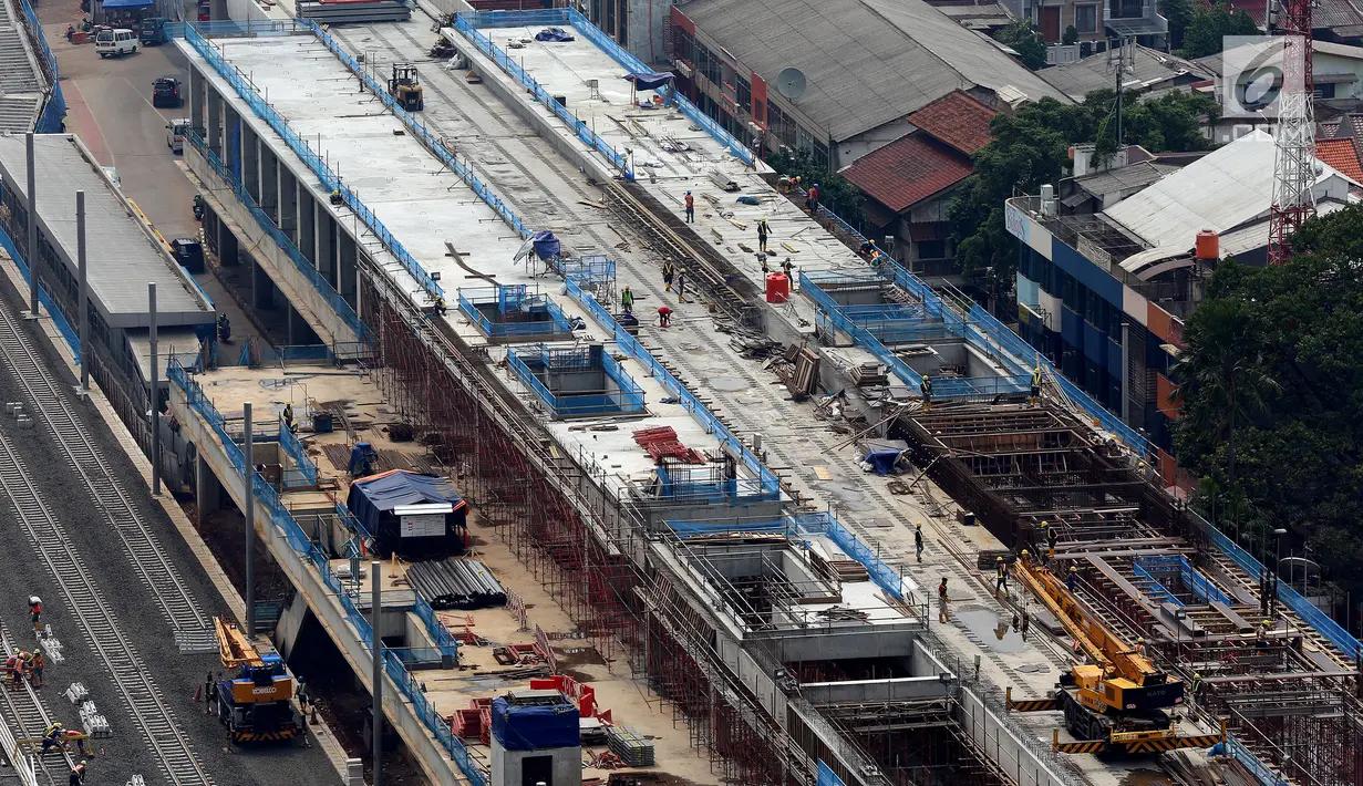 Pekerja menyelesaikan proyek pembangunan depo Mass Rapid Transit (MRT) di Lebak Bulus, Jakarta, Selasa (14/11). Rencananya, seluruh pengerjaan MRT akan selesai tahun depan dan mulai beroperasi secara komersil pada 31 Maret 2019. (Liputan6.com/JohanTallo)