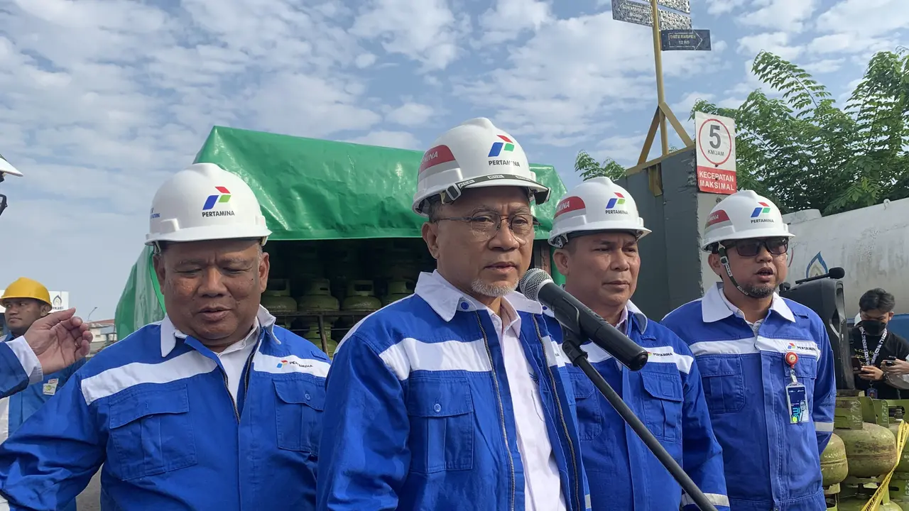 Menteri Perdagangan (Mendag) Zulkifli Hasan di SPPBE PT Satria Mandala Sakti, Koja, Jakarta Utara, Senin (27/5/2024). (Tasha/Liputan6.com)