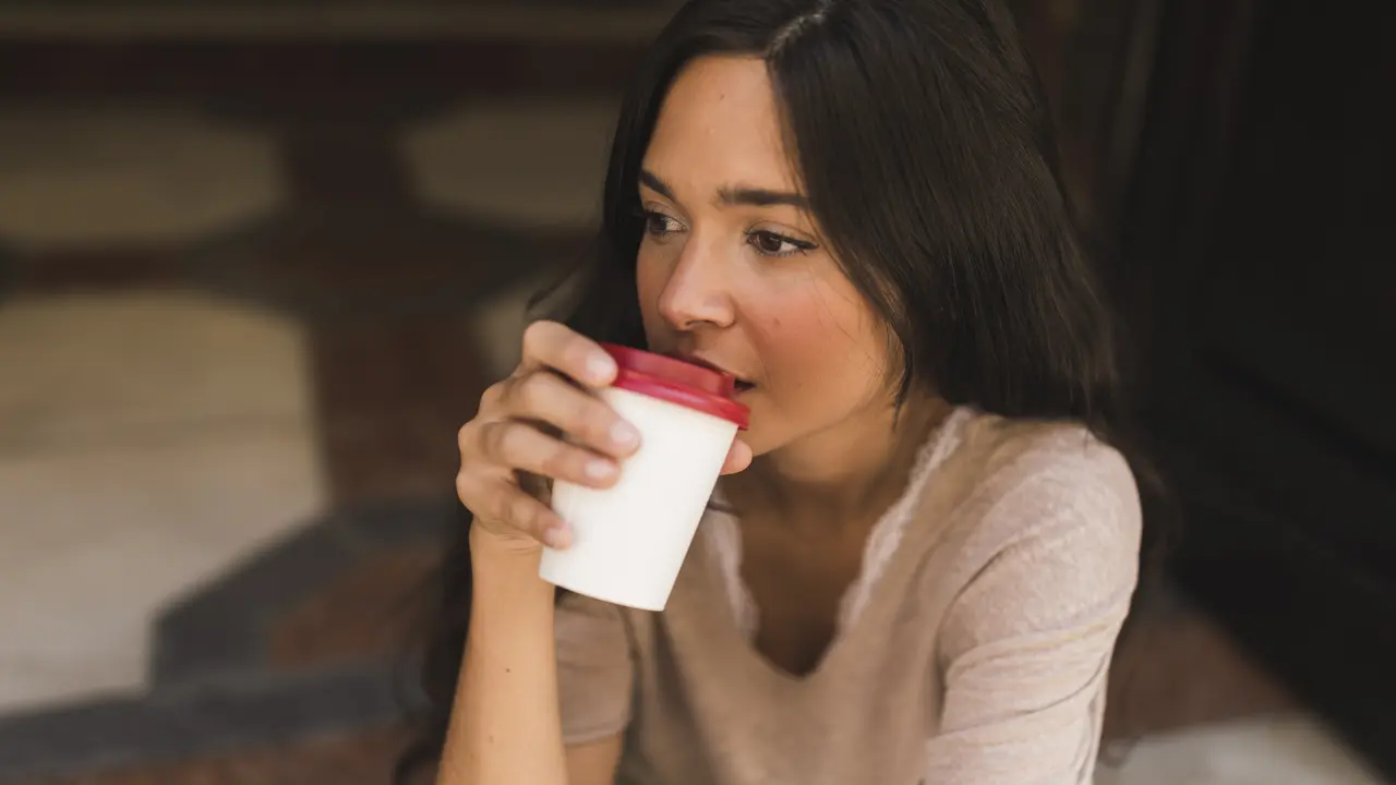 wanita oktober dijauhi banyak orang