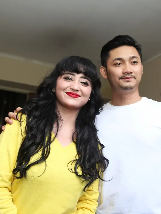 Tidak sedikit artis yang menikah dengan manajernya. Yang terbaru, penyanyi dan pemeran Dewi Perssik dikabarkan telah menikah dengan majanernya, Angga Wijaya. Pernikahan keduanya dilaksanakan dikediaman orang tua Depe. (Bambang E. Ros/Bintang.com)