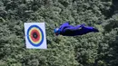 Penerjun melompat dari atas tebing menuju target sasaran saat mengikuti Kejuaraan Dunia Wingsuit di pegunungan Tianmenshan, Hunan, China, 11 September 2017. Kostum wingsuit ini membuat pemakainya melayang bak seekor burung yang sedang terbang. (STR / AFP)