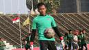 Kiper Timnas Indonesia U-22, Awan Setho, mengontrol bola saat latihan di Stadion National Olympic, Phnom Penh, Sabtu (23/2). Latihan ini persiapan jelang laga semifinal Piala AFF U-22 melawan Vietnam. (Bola.com/Zulfirdaus Harahap)
