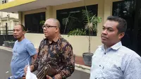 Sejumlah warga Bogor melaporkan Wakapolres Kepulauan Seribu Kompol Asep Alhuda ke Propam Polri dengan dugaan tindak penganiayaan. (Liputan6.com/Nanda Perdana Putra)