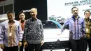 Menteri Perindustrian Agus Gumiwang Kartasasmita (ketiga kiri) bersama Menteri UMKM Maman Abdurrahman saat pembukaan Indonesia International Motor Show (IIMS) 2025 di JIExpo Kemayoran, Jakarta, Kamis (13/2/2025). (Liputan6.com/Herman Zakharia)