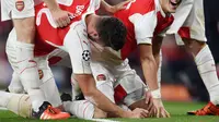 Mesut Ozil (kanan( bersama rekan-rekannya di Arsenal saat melakukan perayaan gol ke gawang Bayern Munchen, pada laga Grup F Liga Champions, di Emirates Stadium (20/10/2015). Ozil dkk mendapat ejekan dari kalangan pers Spanyol jelang laga kontra Barcelona 