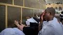 Umat Muslim berdoa di depan Ka'bah, selama ibadah haji tahunan, di Mekah, Arab Saudi, Kamis 21 Mei 2026. (AP Photo/Altaf Qadri)