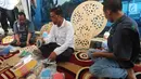 Menteri Sosial (Mensos) Idrus Marham (tengah) memperhatikan sandal buatan warga binaan di peringatan Hari Anti Narkoba Internasional di Panti Sosial Permadi Putra (PSPP) Galih Pakuan, Ciseeng, Bogor, Jawa Barat, Rabu (1/8). (Merdeka.com/Arie Basuki)