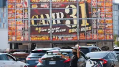 Seorang staf mengarahkan para pengemudi mobil dalam acara drive-thru Scarborough Ribfest 2020 di Toronto, Kanada, pada 27 September 2020. Akibat pandemi COVID-19, festival makanan itu hanya digelar dalam format drive-thru  tahun ini mulai Sabtu (26/9) hingga Minggu (27/9). (Xinhua/Zou Zheng)