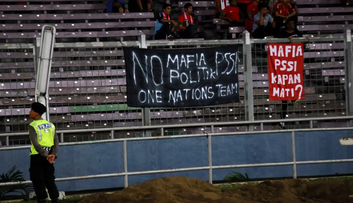 Sedikitnya jumlah penonton saat laga persahabatan Timnas Indonesia U-19 vs Myanmar U-19 di Stadion GBK Jakarta, (5/5/2014), tidak mengendurkan penjagaan yang dilakukan aparat kepolisian. (Liputan6.com/Helmi Fithriansyah)