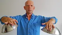 Luar Biasanya Miroslaw Magola si Manusia Magnet
