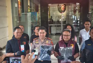 Direktur Reskrimum Polda Sumut, Kombes Pol Ricko Taruna Mauruh saat menunjukkan barang bukti kasus perampokan di Medan. (Liputan6.com/Reza Efendi)