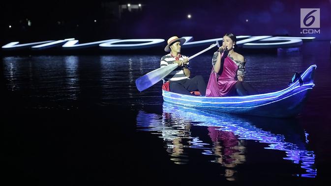 Maudy Ayunda menyanyi di atas perahu saat tampil dalam Grand Launch Vivo V15 Go Up di Taman Air Mancur Sri Baduga, Purwakarta, Jawa Barat, Selasa (5/3). Maudy mengaku baru pertama kali juga bernyanyi di perahu yang bergerak. (Fimela.com/Bambang E Ros)