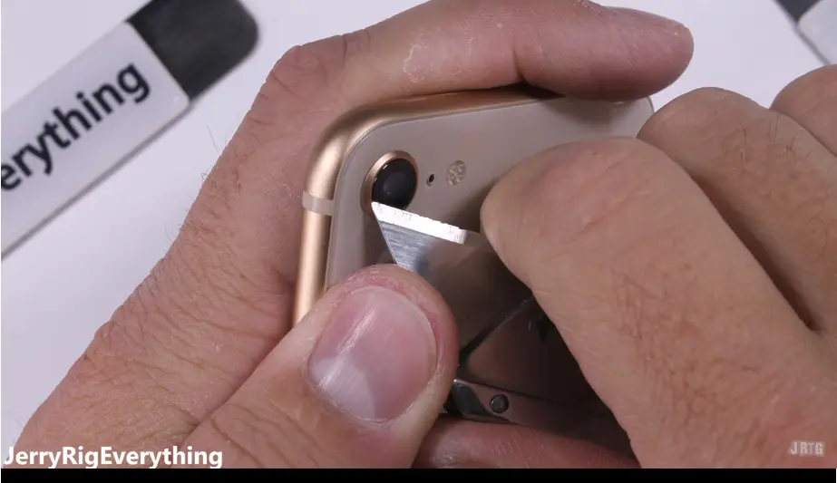 Bagian kover kamera iPhone 8 saat digores (JerryRigEverything/YouTube)