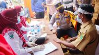 Pemberian vaksin Covid-19 kepada Suku Talang Mamak di Kabupaten Indragiri Hulu, Riau. (Liputan6.com/M Syukur)