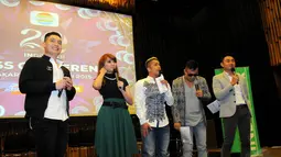 Edric Chandra, Rina Nose, Irfan Hakim, Ramzi, dan News Anchor Indosiar, Ryan Wiedaryanto saat konferensi pers perayaan Konser Raya 20 Tahun Indosiar di SCTV Tower, Senayan, Jakarta, Senin (5/1/2015). (Liputan6.com/Faisal R Syam)