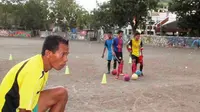 Yusuf Ekodono saat melatih PS Fajar di Surabaya (Bola.com/Zaidan Nazarul)