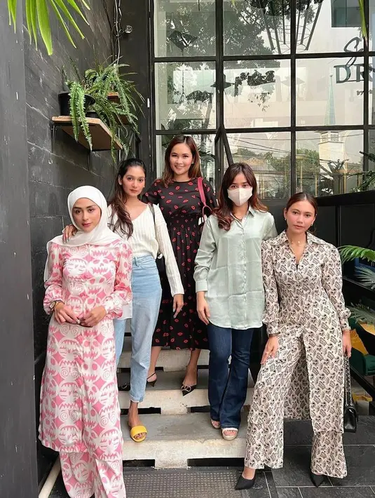 Begitu pula saat berbuka puasa bersama teman-temannya. Selvi tampil cantik dalam balutan hijab warna putih. (Instagram/selvikitty).