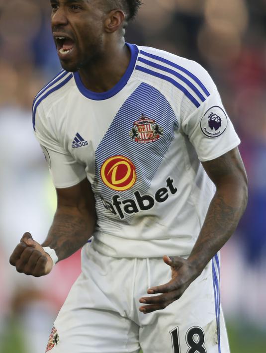 Kesan negatif kerap hinggap pada pemain ini. Namun sejak kehilangan orang-orang terdekat, Defoe berubah dengan membangun yayasan amal sendiri yang memang dibiayai oleh dompet Defoe sendiri. (AFP/Daniel Leal Olivas)