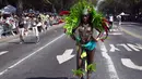 Seorang partisipan berpose saat mengikuti West Indian Day Parade di Brooklyn, New York, Senin (7/9/2015). Parade yang berlangsung tiap tahun ini merayakan budaya Karibia dan sejarah. (REUTERS/Andrew Kelly)
